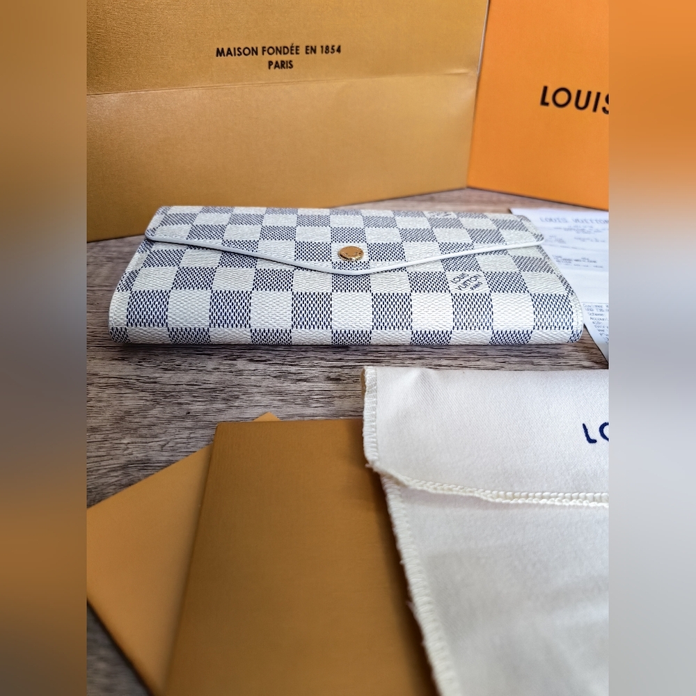 Louis Vuitton Sarah Wallet - Picture 6 of 13